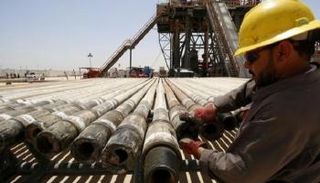 عامل بحقل للنفط في جنوب العراق- رويترز