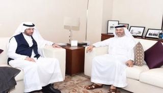 الدكتور أنور بن محمد قرقاش وزير الدولة للشؤون الخارجية الإماراتي برفقة الدكتور يوسف بن احمد العثيمين 
