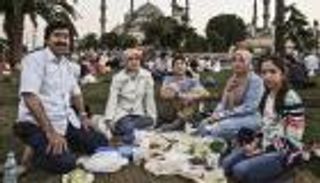 رمضان إسبانيا.. "الهريسة" حلو المسلمين.. والشموع تضيء إشبيلية