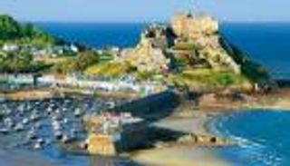 فرنسي يعبر القنال الإنجليزي بسيارة طائرة