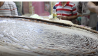 الكنافة البلدي .. من بناء الفرن إلى غزل خيوطها