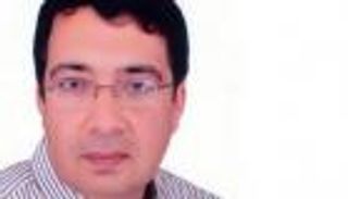 وفاة الشاعر المصري شريف رزق إثر نزيف بالمخ