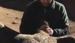 بالفيديو.. وفاء نادر من نسر عملاق يحتضن مربيه