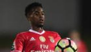 مغالاة أرسنال تقرب برشلونة من ظهير بنفيكا