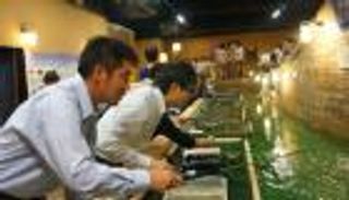 بالفيديو.. سمكة عشاءك تصيدها بنفسك في هذا المطعم الياباني