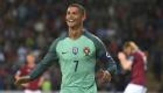 جرافيتي عملاق لرونالدو يستقبل البرتغال في كازان