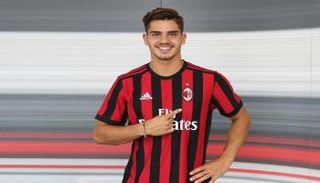 مهاجم ميلان الجديد