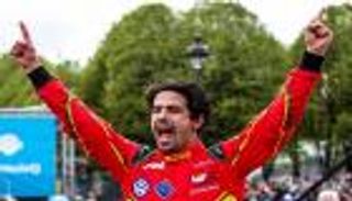 سائق فورمولا يغيب عن سباق مهم لإصابته أثناء لعب الكرة