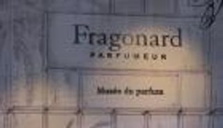 بالصور .. جولة "عطرة" في قلب باريس