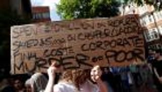 حريق برج لندن.. محتجون يقتحمون مبنى بلدية