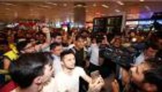 بالصور.. استقبال حافل للمغربي درار من جماهير فنربخشة