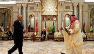 ترامب وتيلرسون خلال زيارتهما للرياض مايو الماضي (رويترز)
