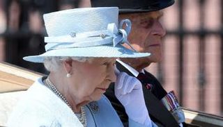 الملكة إليزابيث وزوجها فيليب خلال الاحتفال بعيد ميلادها (الفرنسية)