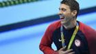 سباح أوليمبي يستعد لسباق مع سمكة قرش مفترسة