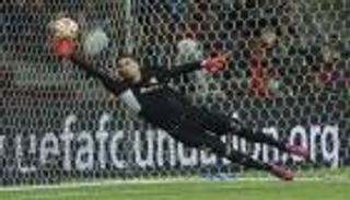 إشبيلية يخشي تكرار سيناريو دوناروما مع حارسه