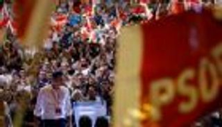 اليسار يتمسك بزعيمه في إسبانيا.. ويسعى لإسقاطه برومانيا