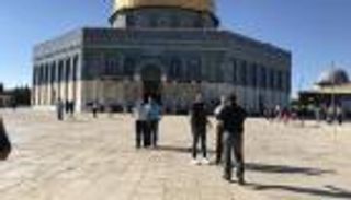 فلسطينيون يفرحون لبلوغهم سن الأربعين لزيارة القدس والأقصى