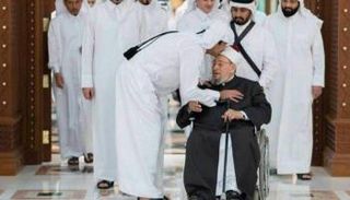 أمير قطر يقبل القرضاوي المدرج على قائمة الإرهاب وتأويه الدوحة