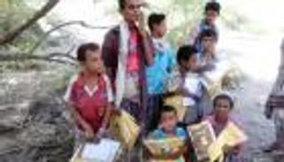 الهلال الأحمر الإماراتي يوزع كسوة العيد في عدد من القرى اليمنية