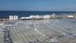 المنتجعات والتلوث يهددان مناجم الذهب الأبيض بلبنان