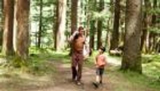 بالصور.. سلمان خان وطفل "توبليت" يروجان للفيلم