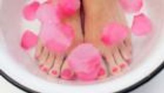 ٤ خطوات للحصول على أقدام صحية في الصيف