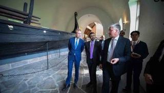 عبد الله بن زايد يزور متحف سفن الفايكنج في أوسلو