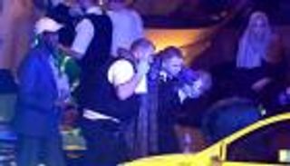 بالفيديو.. إمام مسجد ينقذ منفذ هجوم مسجد لندن من غضب الحشود