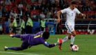 حكم الفيديو يخطف الأنظار في فوز تشيلي على الكاميرون 