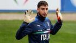 جماهير ميلان تهاجم دوناروما رميا بالأموال