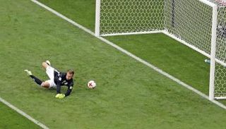 بيرند لينو أخطأ مرتين أمام أستراليا