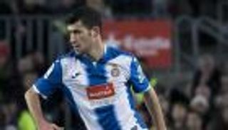 إسبانيول ينفي مفاوضات برشلونة لضم مدافعه