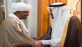 الملك سلمان بن عبد العزيز آل سعود يصافح الرئيس السوداني 