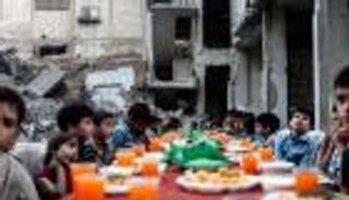 بالصور.. "مأدبة إفطار" بين أنقاض "دوما" السورية