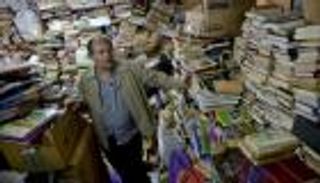 سيد الكتب.. كولومبي حوّلت الكتب الملقاة في النفايات مسار حياته