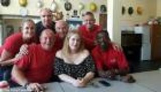 "حريق لندن".. أديل تشكر رجال مطافئ تشيلسي بـ"العناق والشاي"