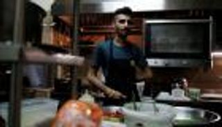 بالصور .. طعام لاجئ سوري ينافس أرقى المطاعم في اليونان