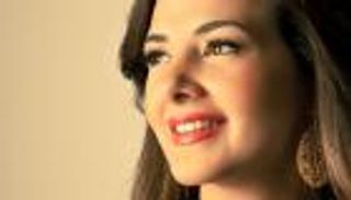 بالصور.. دنيا سمير تداوي جراح أطفال سوريا بمصر