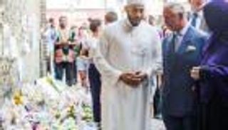 بالصور.. الأمير تشارلز يلتقي بـ"الإمام الشجاع" في فينسبري