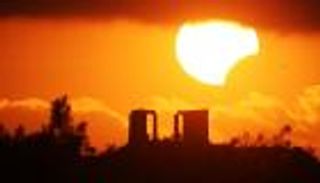 أول كسوف كلي للشمس عبر أمريكا منذ قرن