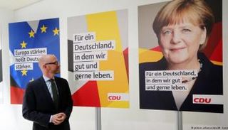 ملصقات الحزب الحاكم تحمل ألوان العلم الألماني (دويتش فيله)