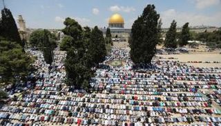 الفلسطينيون أدوا صلاة أول جمعة في رمضان بالأقصى -أرشيفية