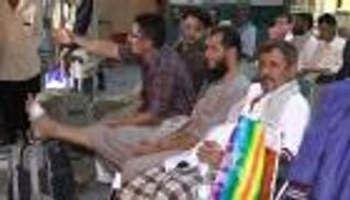 90 جريحا يمنيا يغادرون عدن للعلاج على نفقة الهلال الأحمر الإماراتي