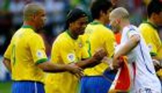 رونالدينيو يوجّه رسالة لزيدان في عيد ميلاده