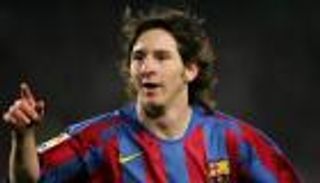 برشلونة يستعرض مهارات "الفتى ميسي" في عيد ميلاده