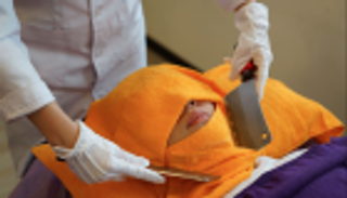 بالصور.. التدليك بالسواطير في الصين