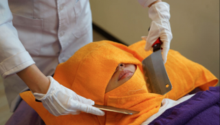 التدليك بالسواطير 