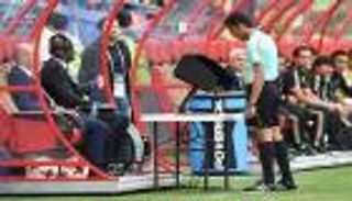 حكم سعودي يستخدم "الفيديو" مرتين في مباراة واحدة