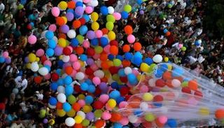 احتفالات الملسلمين بعيد الفطر حول العالم