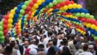 بالفيديو.. 100 ألف مسلم بأكبر احتفال للعيد في أوروبا